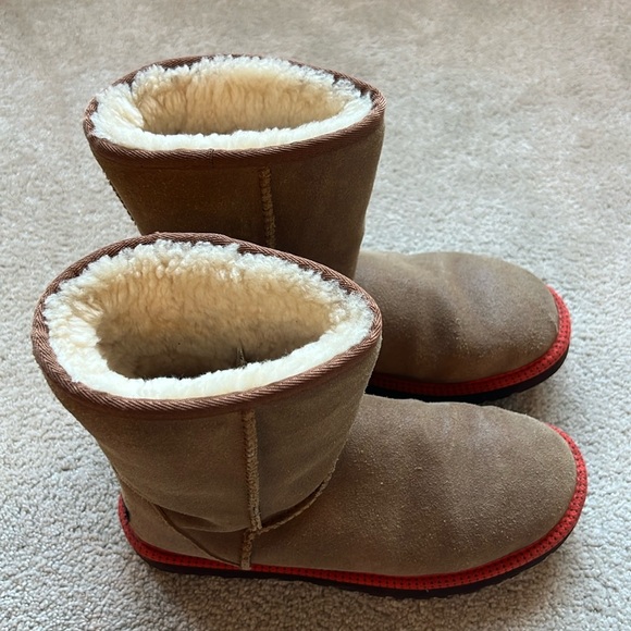 UGG RARE Classic Short US 7 with Red cable trim - Excellent Condition - Picture 3 of 16